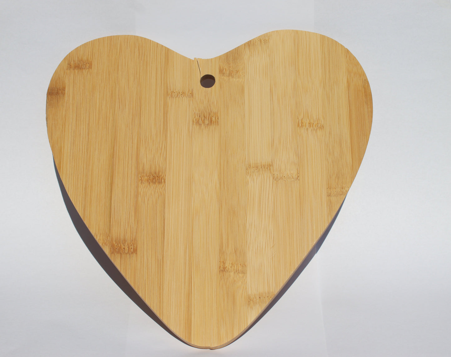 Herzenssache – Personalisierte Deko-Holzplatte in Herzform mit Gravur