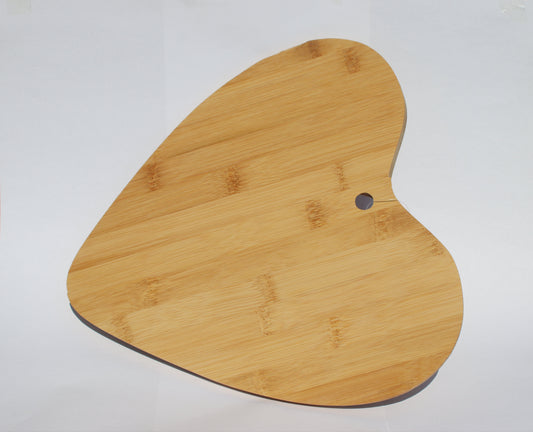 Herzenssache – Personalisierte Deko-Holzplatte in Herzform mit Gravur