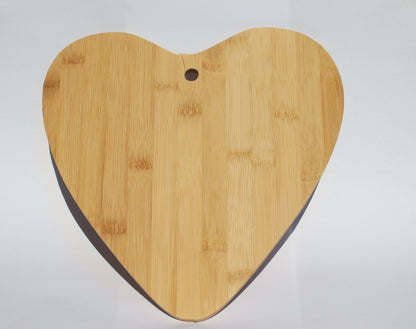 Herzenssache – Personalisierte Deko-Holzplatte in Herzform mit Gravur