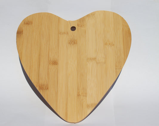 Herzenssache – Personalisierte Deko-Holzplatte in Herzform mit Gravur